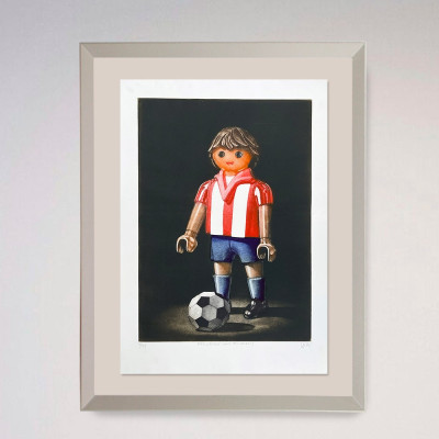 Grabado de Ramiro Undabeutia. Playmobil de un futbolista del atleti